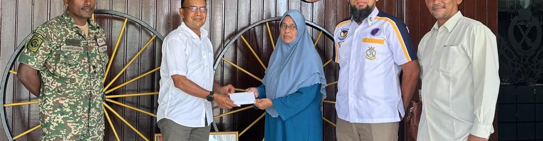 Penyerahan Wang Khairat Kematian Black Hackle Club kepada Balu Allahyarham Mej Anwar bin Abu Bakar